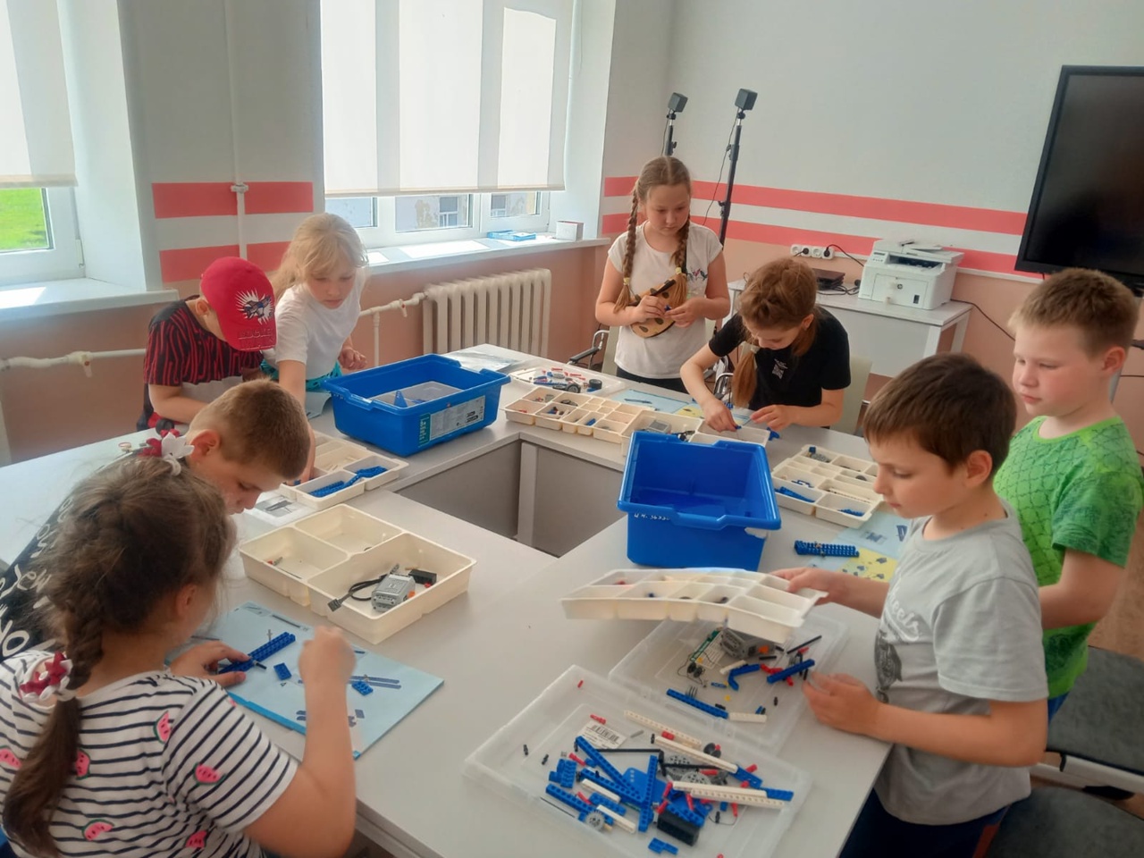 Дети из оздоровительного лагеря посетили занятие ЛЕГО-конструирование на базе «Точка Роста»..